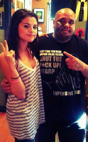 We all know Selena Gomez likes to play around with temporary Henna tattoos
